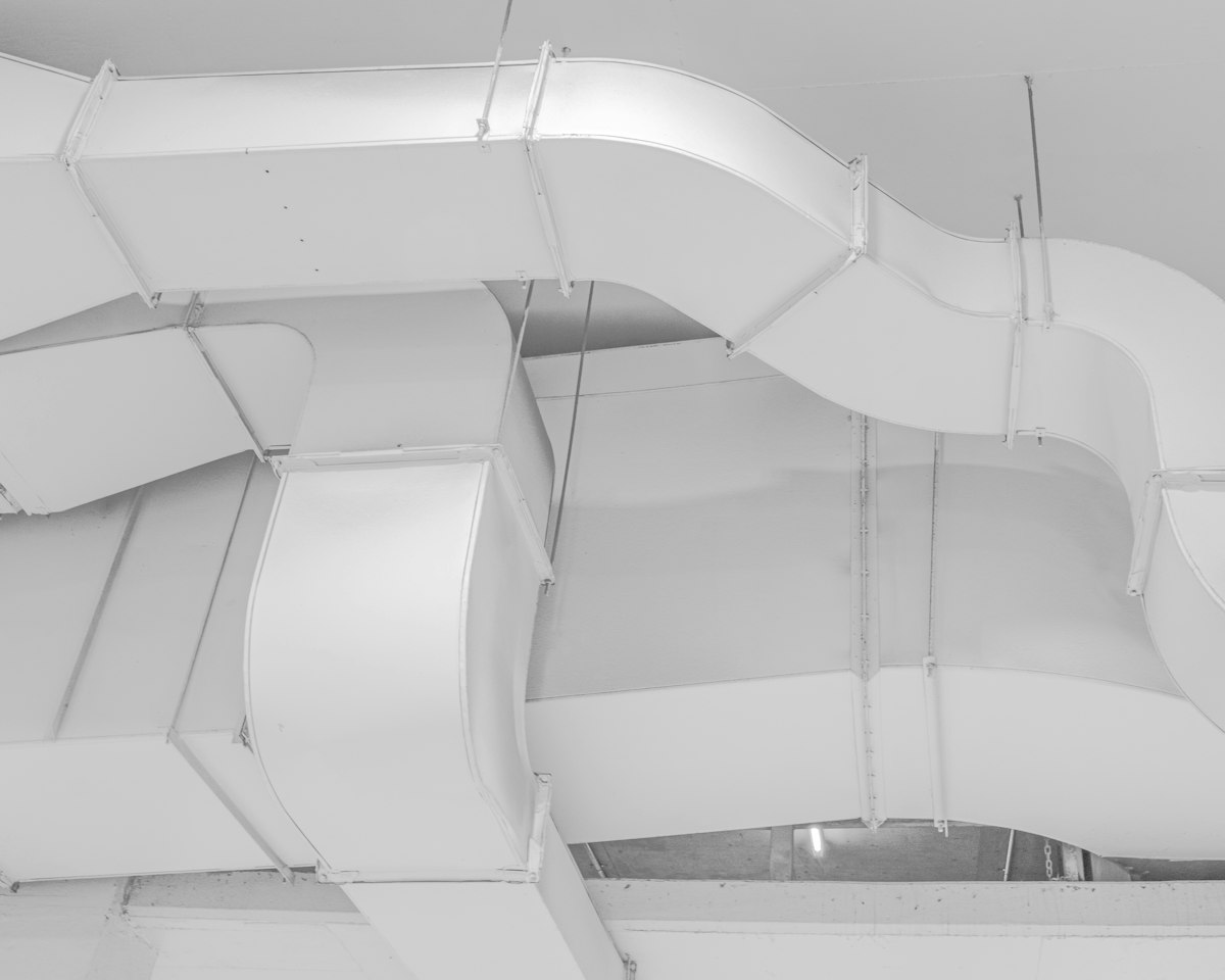 Vitmålade ventilationskanaler i tak